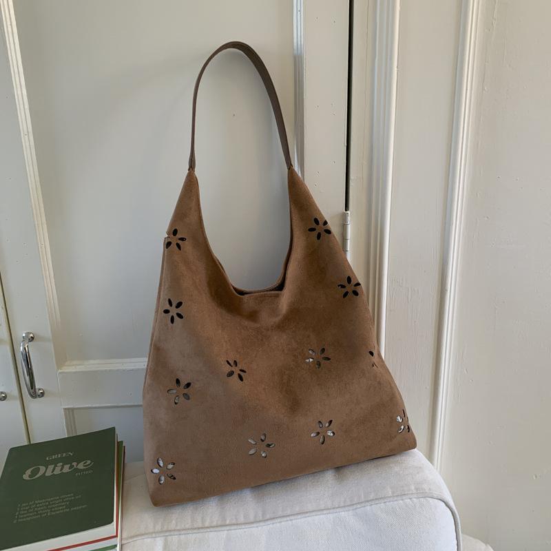 Herbst und Winter Wildleder Mode hohles graviertes Design lässiger Stil Persönlichkeit vielseitige Mode Schulter Achseltasche