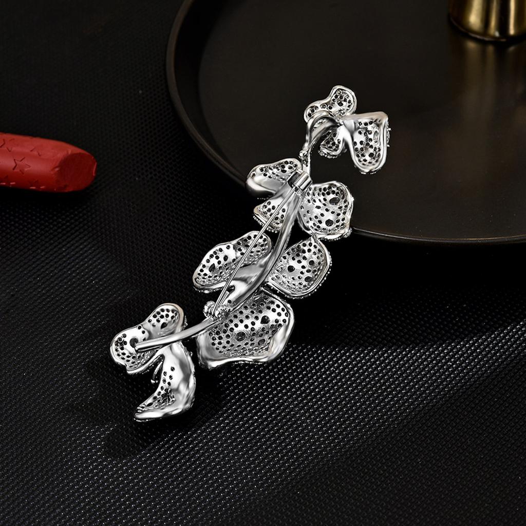 SUYU Damen Leichter Luxus Design Elegante Eingelegte Zirkon Blume Brosche Modische Und Vielseitige Nische Designgefühl Brosche