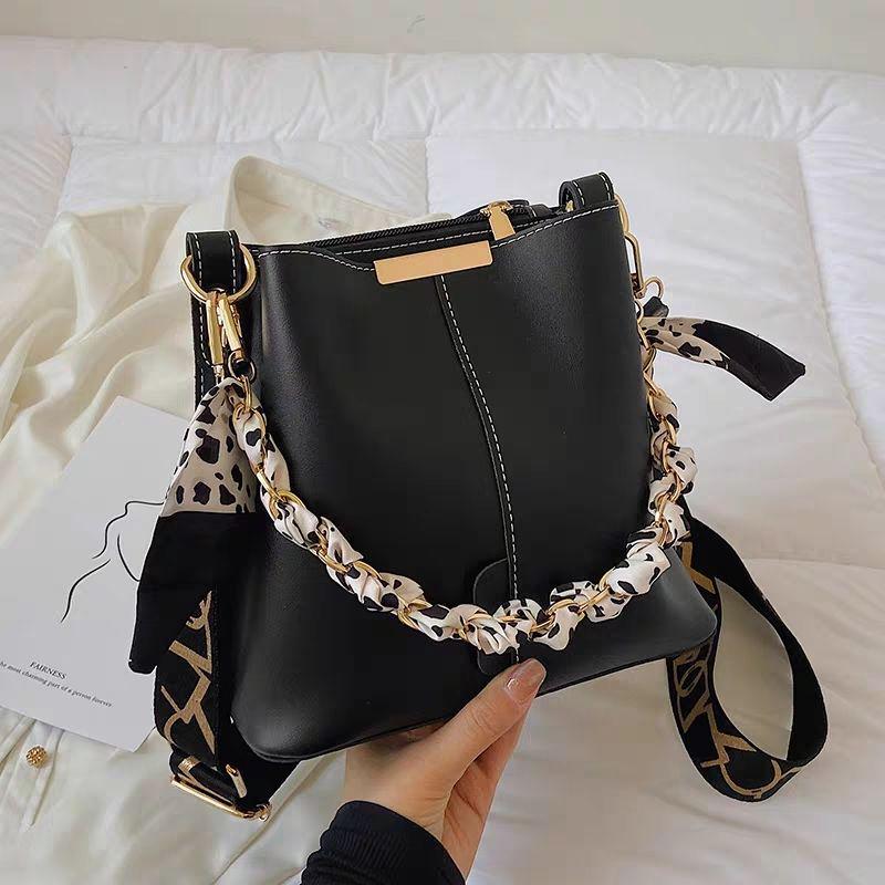 

2025 Stylish Women s Large-Capacity Korean Shoulder Crossbody Bag