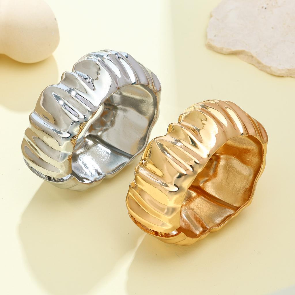 Irregular pleated metal bracelet, high-end texture bracelet, jewelry, opening trend light luxury jewelry