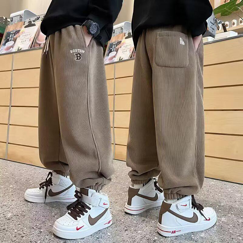 Velké chlapecké trendy jarní tepláky 2025 - Sportovní, volný střih pro chlapce