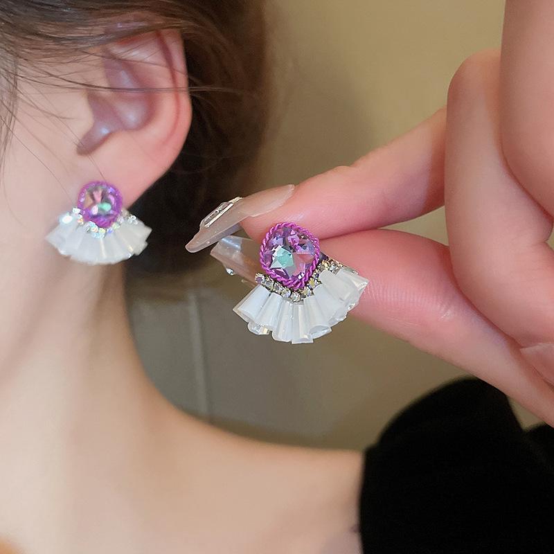 

Сережки-пусети у формі серця «Срібна голка» з кристалами цирконію – Європейська та американська мода високого класу для жінок