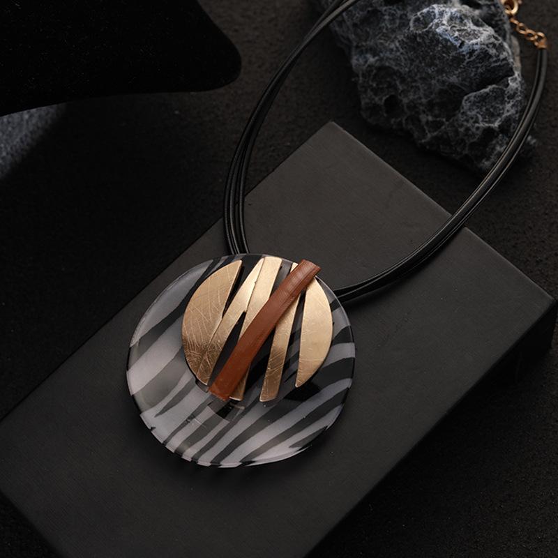Exquisite Niche Geometric Alloy Pendant Fashionable Personality Versatile Women S Collarbone Chain