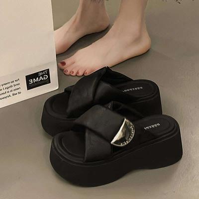 Petites pantoufles croisées à semelles épaisses de type muffin pour l'extérieur pour femmes 2025 été nouvelles sandales de plage de vacances à plateforme