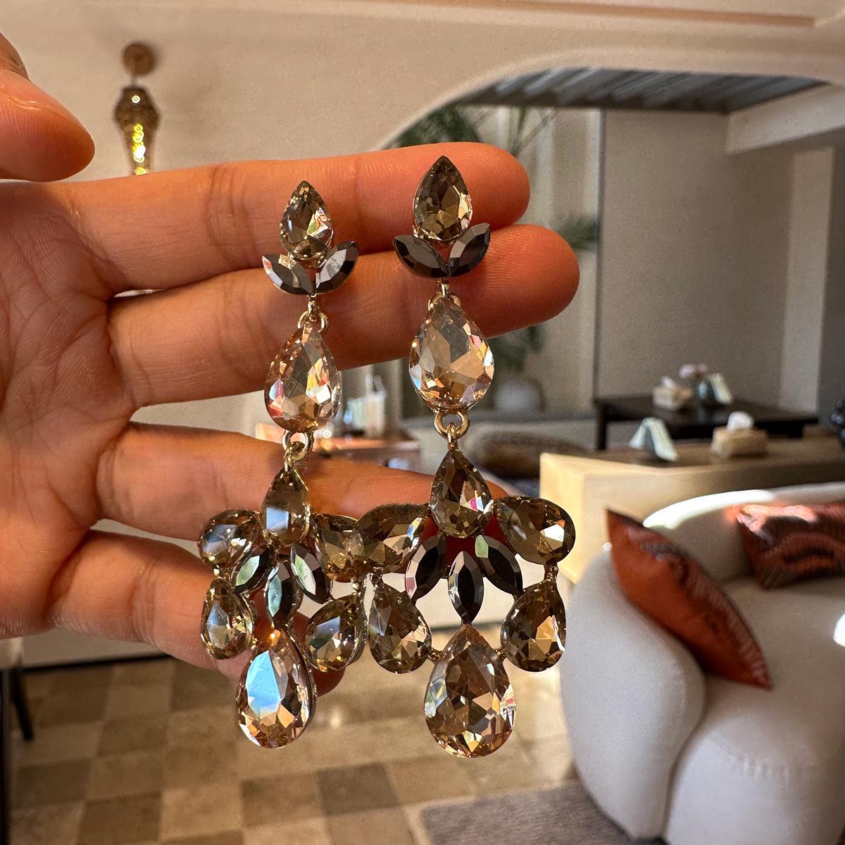 

Квадратні сережки-гвоздики з цирконами Срібна голка - Легка розкіш, Висококласний придворний стиль, Модний та універсальний дизайн.