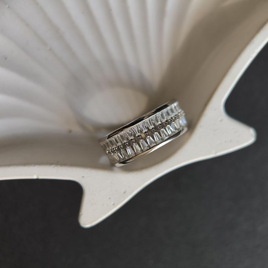 Серебряное кольцо с фианитами, вес изделия 3,84 гр (2185703)