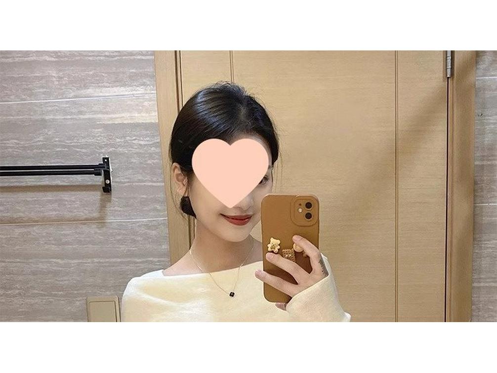 French Style Off-Shoulder Knitted Long-Sleeve Top for Women - Spring/Autumn 2025 Slim-Fit Sweater