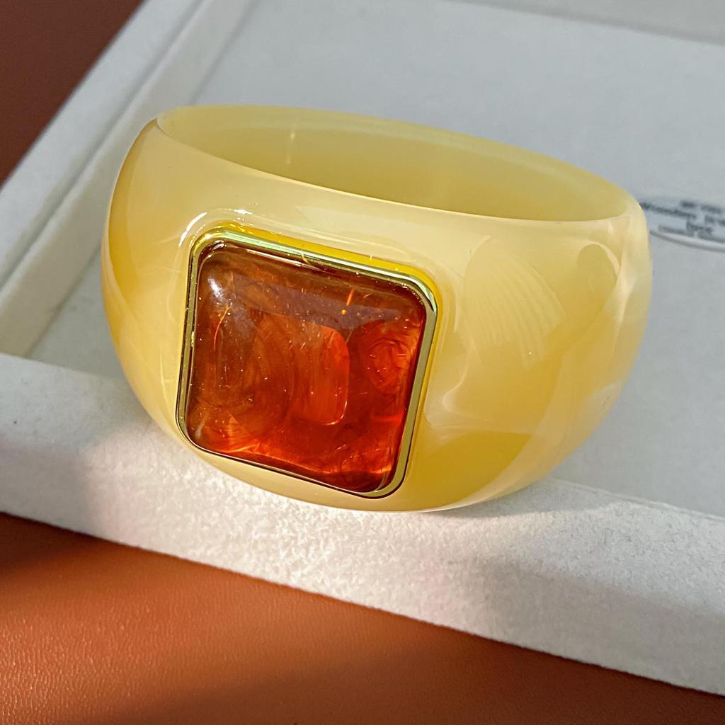 Bracciale Quadrato Acrilico Retrò Gradiente Zucchero: Gioielleria di Alta Gamma alla Moda con una Personalità Unica.