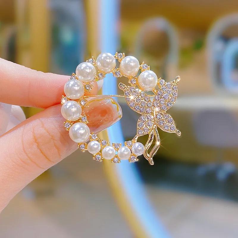 Fashion Pearl Maple Leaf Rhinestone Brooches For Women Elegant Metal Fixed Clothing Pins Daily Jewelry Accessories