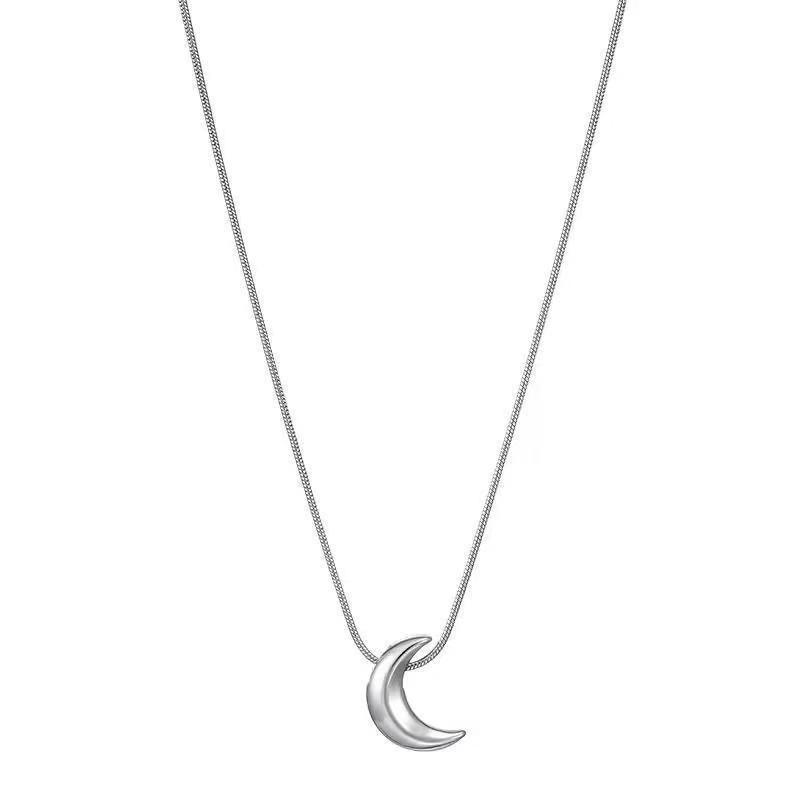 Elegant Silver Crescent Necklace for Women - Light Luxury Niche Clavicle Chain, 2025 Collection.