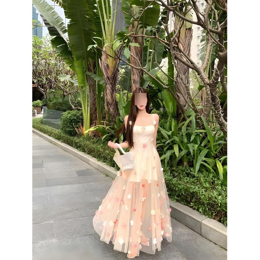 Gentle temperament, summer atmosphere, small skirt, beautiful and unique three-dimensional flower mesh suspender dress, women