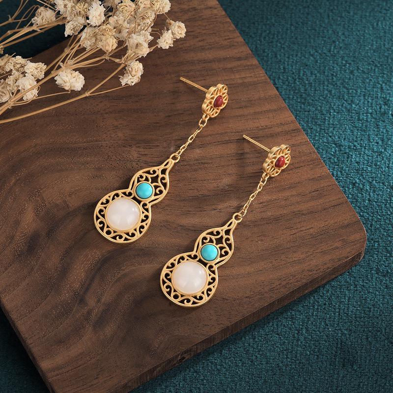 

Retro Hollow Gourd Imitation Jade Tassel Earrings for a Slimmer Face