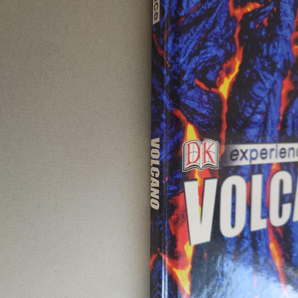 [USED] Rare book on volcanoes "DK experience VOLCANO