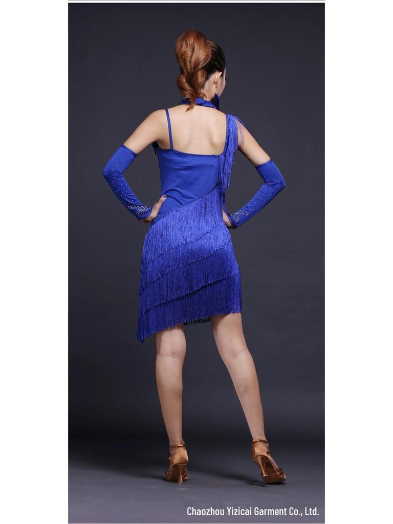 Okouzlující taneční kostým s flitry a třásněmi pro latinskoamerické tance pro ženy