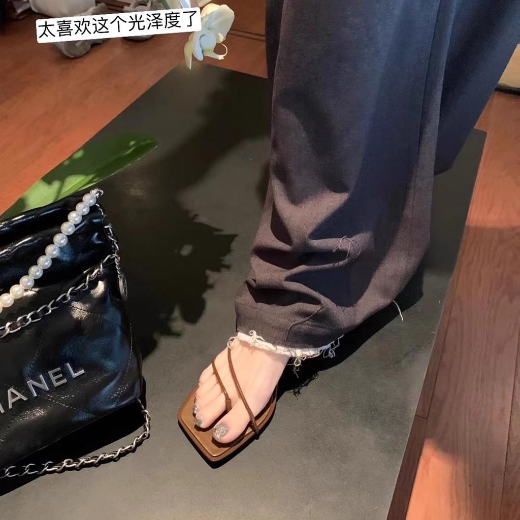 Schaffell Französische dünne Riemen Sandalen mit quadratischer Spitze Damen Designgefühl High Heels Zehenfrei Temperament Kitten und coole Hausschuhe