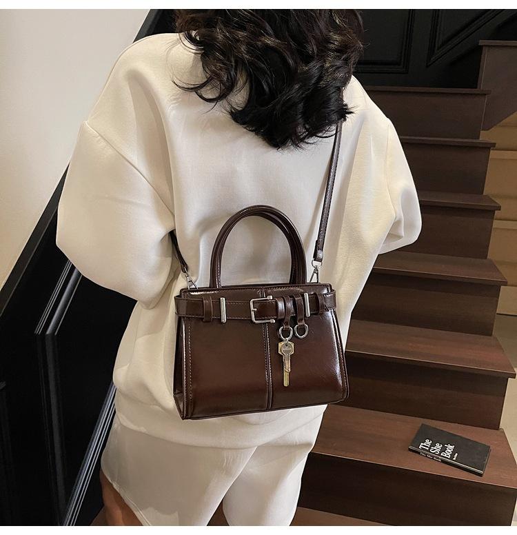 

Korean version niche design belt decoration fashion shoulder bag 2025 new foreign style trend retro simple underarm woman