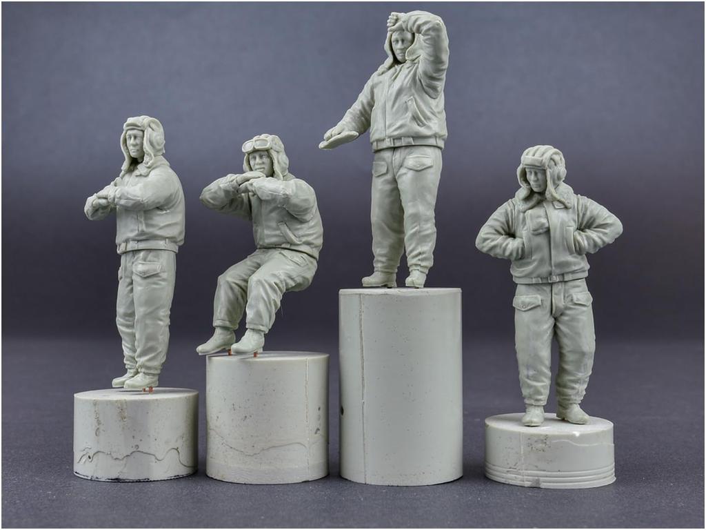 MiniArt Soviet Army Tank Soldier Wearing Winter Wearing Gear 4 Pieces Plastic Model MA37063 1/35 1970-1980s