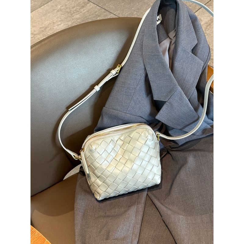 

Genuine Leather Women s Bag 2025 New White Lightweight Mobile Phone Mini Small Bag Sheepskin Woven Shell Shoulder Messenger Bag Agate Gray
