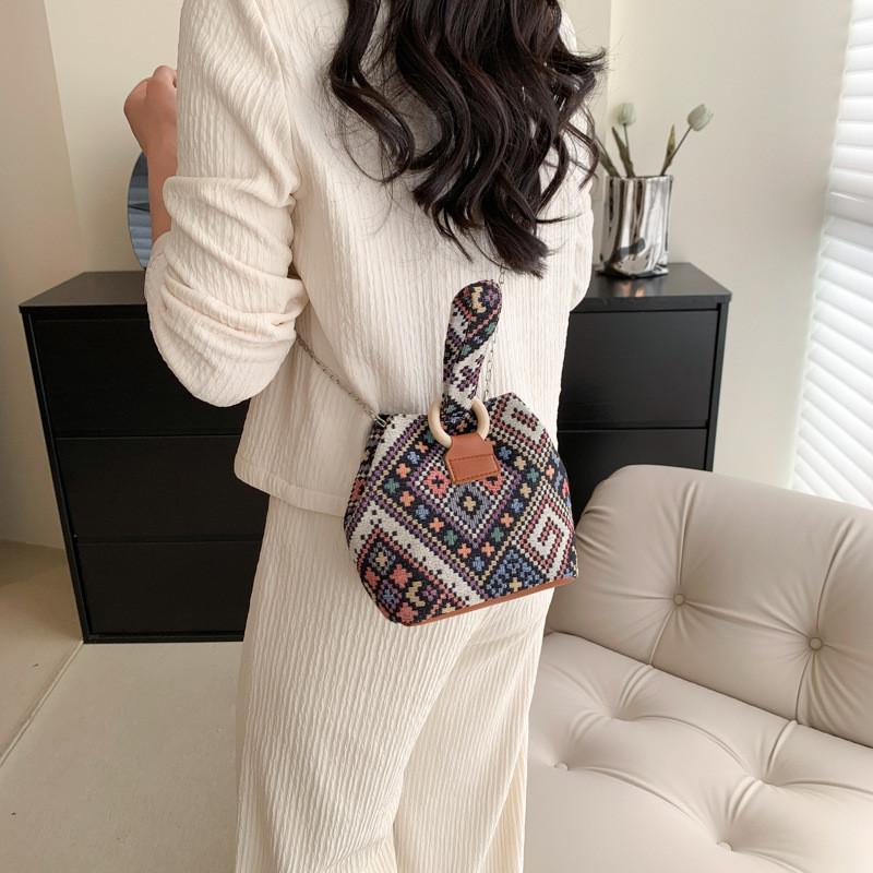 Fashionable Medium Bucket Bag 2023 Summer Collection Casual Commuting Crossbody Bag