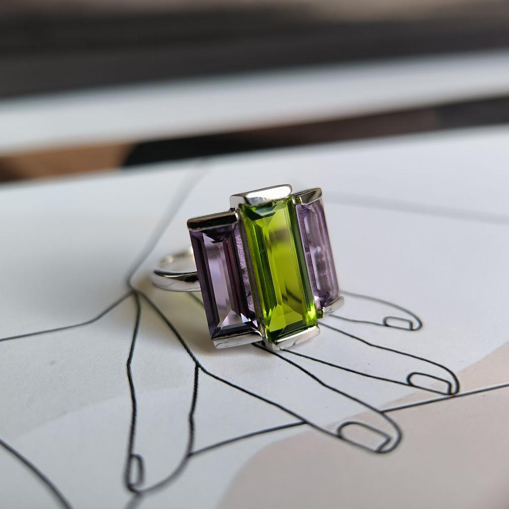 Stříbrný prsten s přírodním ametystem, chryzolitem, hmotnost výrobku 5,13 g (2183211)