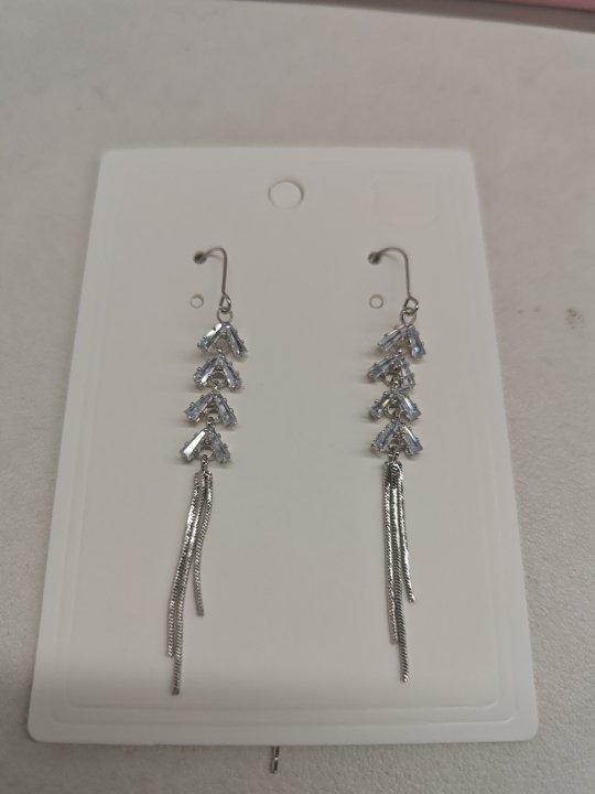 

Серьги с цирконами, серьги с длинными кисточками, новый нишевый дизайн 0-летней давности, высококлассные серьги-пусеты, темпераментные, универсальные серьги.