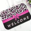 Stilvolle Leopardendruck-Schleife Willkommensmatte - Moderne Rosa Schleife Polyester Bodenmatte für Badezimmer, Küche & Eingangsbereich - Waschbarer Teppich