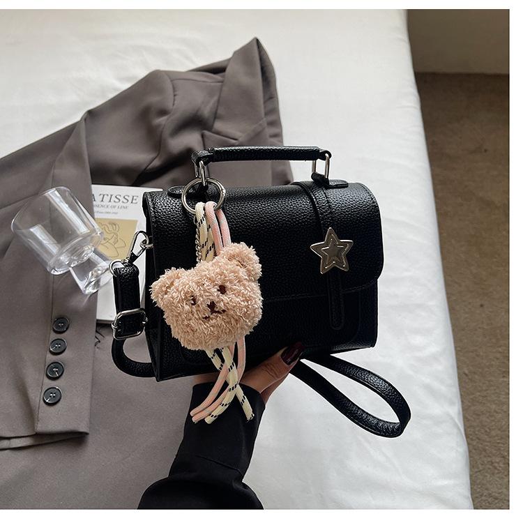 

Корейская 2025 нишевая милая свежая в студенческом стиле маленькая квадратная сумка женская для通勤, универсальная, с чувством высокого класса, портативная на плечо чёрный