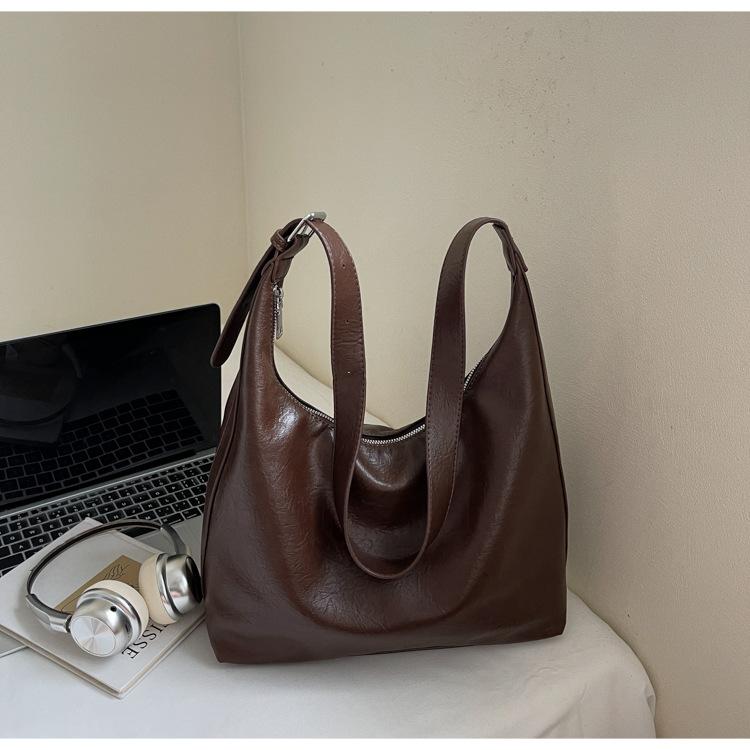 

Autumn and winter large-capacity retro bag women s 2025 new simple casual shoulder messenger bag versatile commuter tote bag