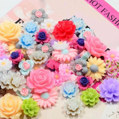Packung mit 50 Flatback-Cabochons aus Harz mit Rosenblüten in verschiedenen Farben und Größen