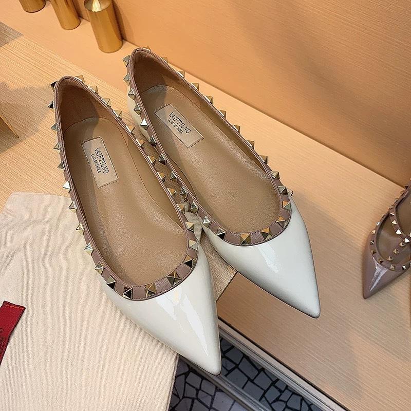 Spring new V home rivet flat shoes women's versatile soft sole temperament Liuding shallow mouth single shoes ladyshoes