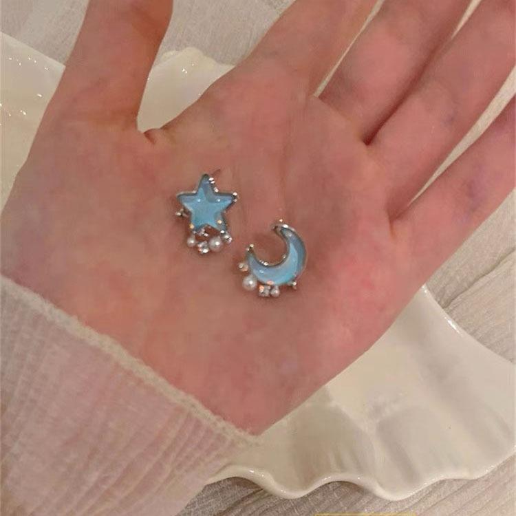 

Exquisite blue star and moon pearl stud earrings, niche design sense, high-end earrings, women s ear piercings, mosquito coil disc earclips.