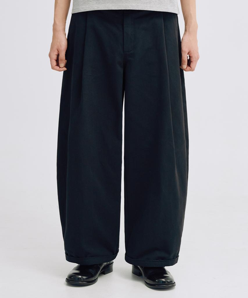 TAKEASY One-Pleat Barrel Fit Cotton Pants (Black)