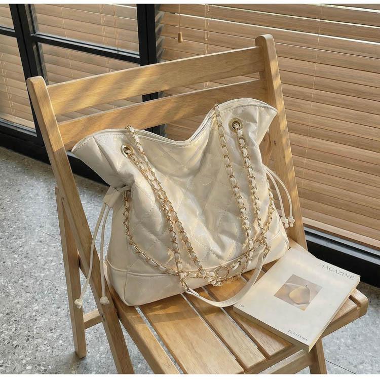 IELGY Oil Wax Leather Chain Underarm Bag Commuter Tote Bag