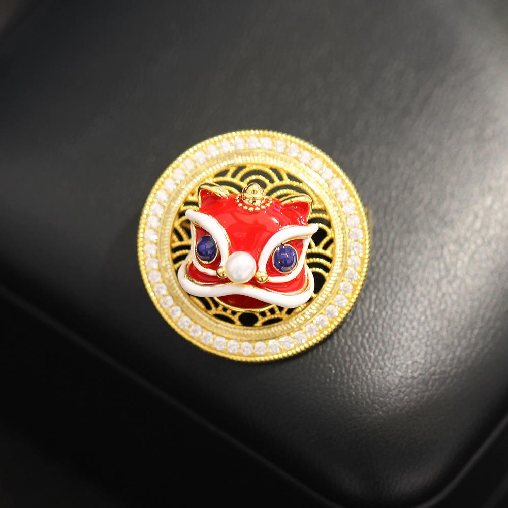 Guofeng new Chinese style oil dripping lion brooch geometric diamond-encrusted blue animal pin rotatable male and female same corsage