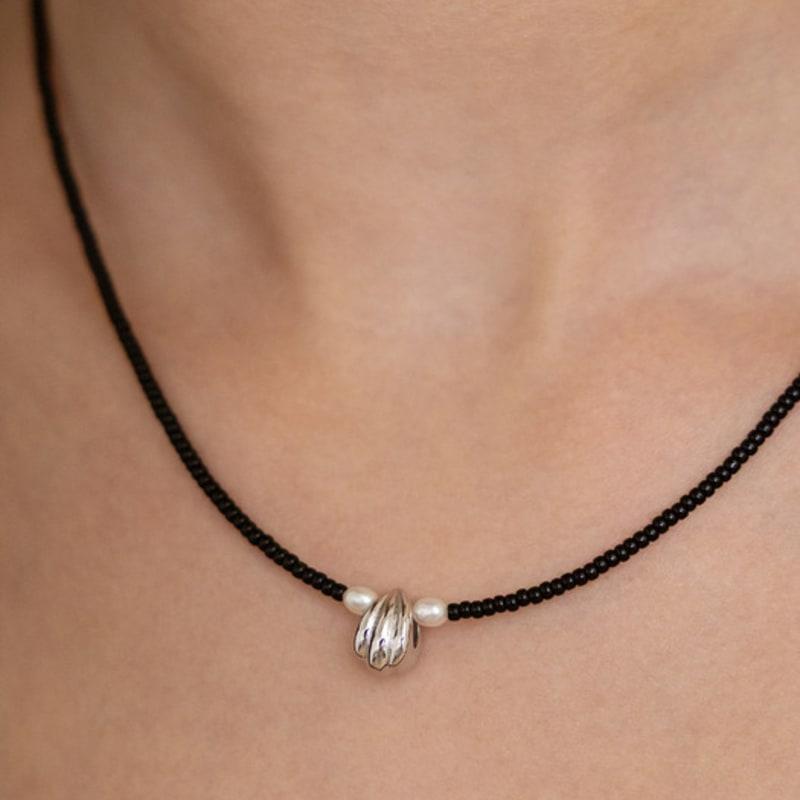 TATIANA Curved Shell Pendant Bead Necklace NZ2519