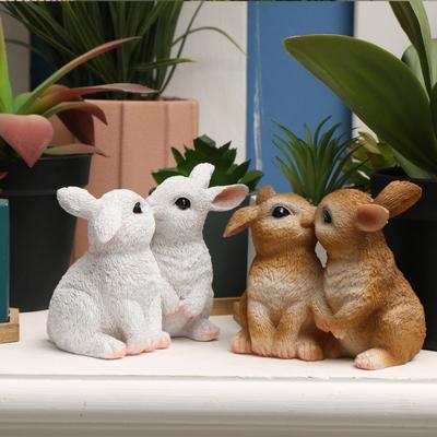 Figurine Lapin de Pâques Résine Sculpture Lapin Baisers Petite Statue de Lapin Mignonne Ornements de Collection pour la Maison Centre de Table