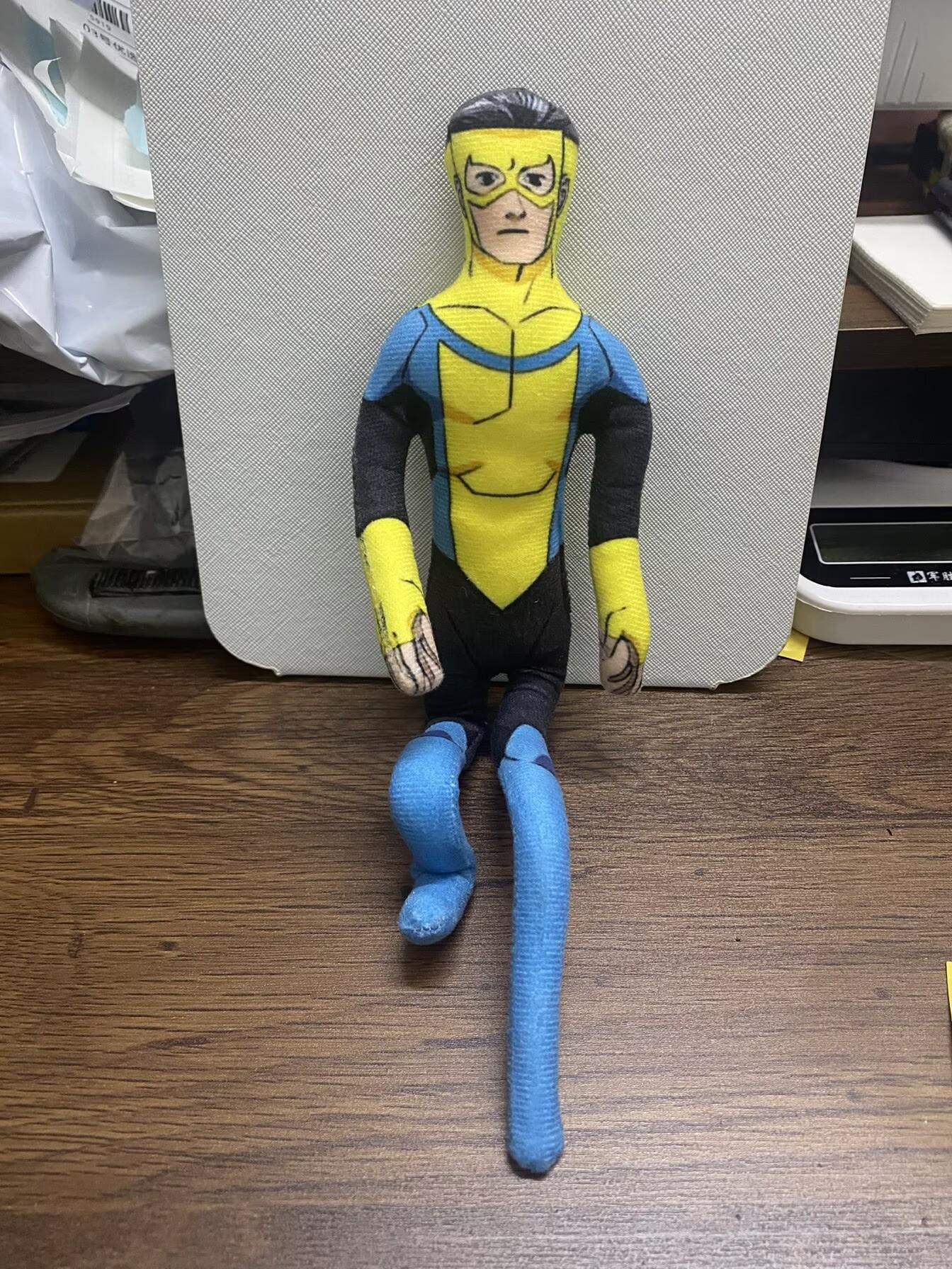Poupée en peluche Invincible Omni-Man Mark Grayson 28 cm Membres amovibles et mobiles Squelette en fil Figurine d'action Souris en peluche Décor de chambre 28cm
