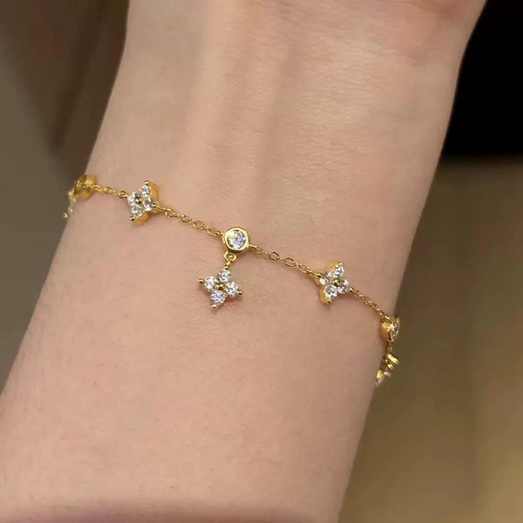 Chic Four-Leaf Clover Bracelet: Sweet, Cute, Minimalist, Versatile Hand Jewelry for Women