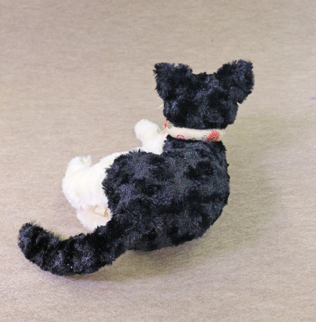Bell cat Anzu