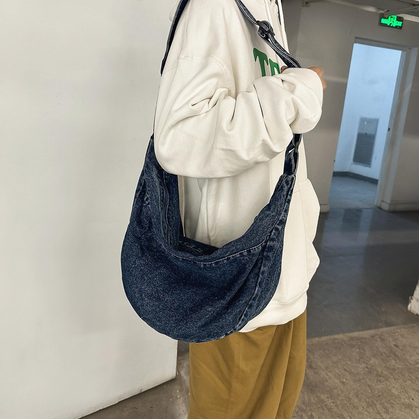 

Spring new women s washed denim crossbody bag, simple casual student large-capacity dumpling bag, commuter shoulder bag темно-синього кольору
