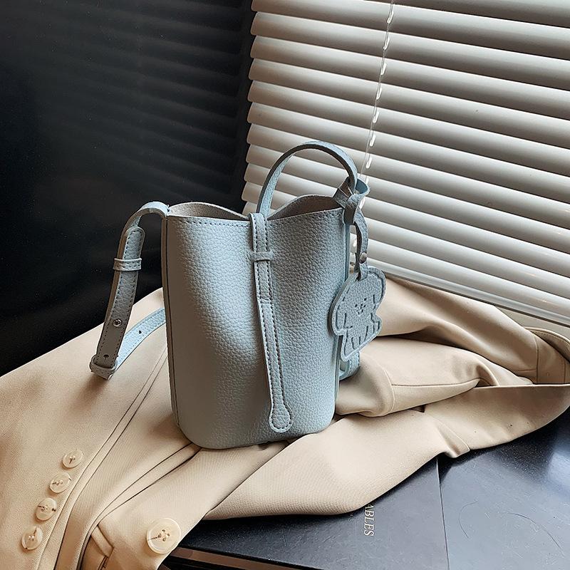 Korean Version of Fashion Mobile Phone Bag Crossbody Women's Bag 2025 New Simple Lychee Pattern Bucket Bag Versatile Shoulder Bag