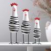 Set da 3 Pezzi Statua di Gallina Dipinta alla Moda Figurina di Gallo Chic da Scrivania Regalo di Compleanno