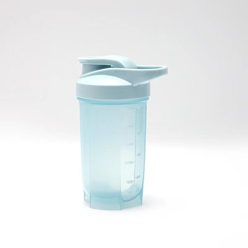 

Портативная бутылка-шейкер большой емкости с мерной шкалой и ручкой для фитнеса на открытом воздухе 300ml светло-синий