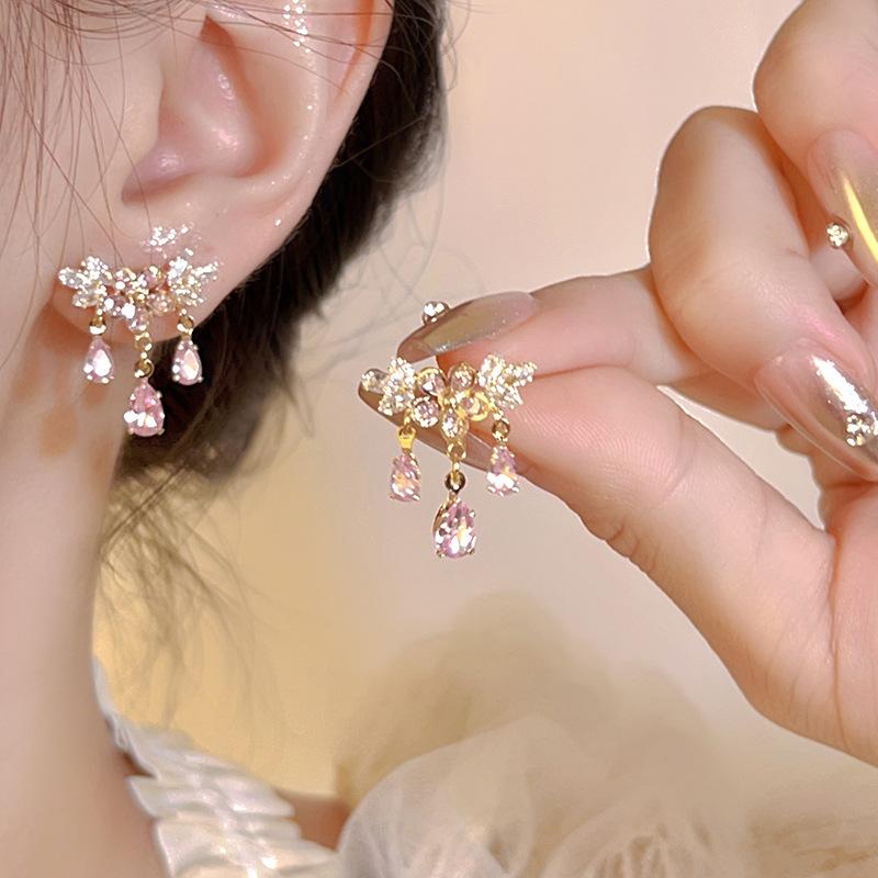 

Циркониевые серьги-цветы с подвесками в виде капель воды, изысканный темперамент, элегантные серьги-гвоздики, нишевая мода, серьги с высоким чувством стиля, женские