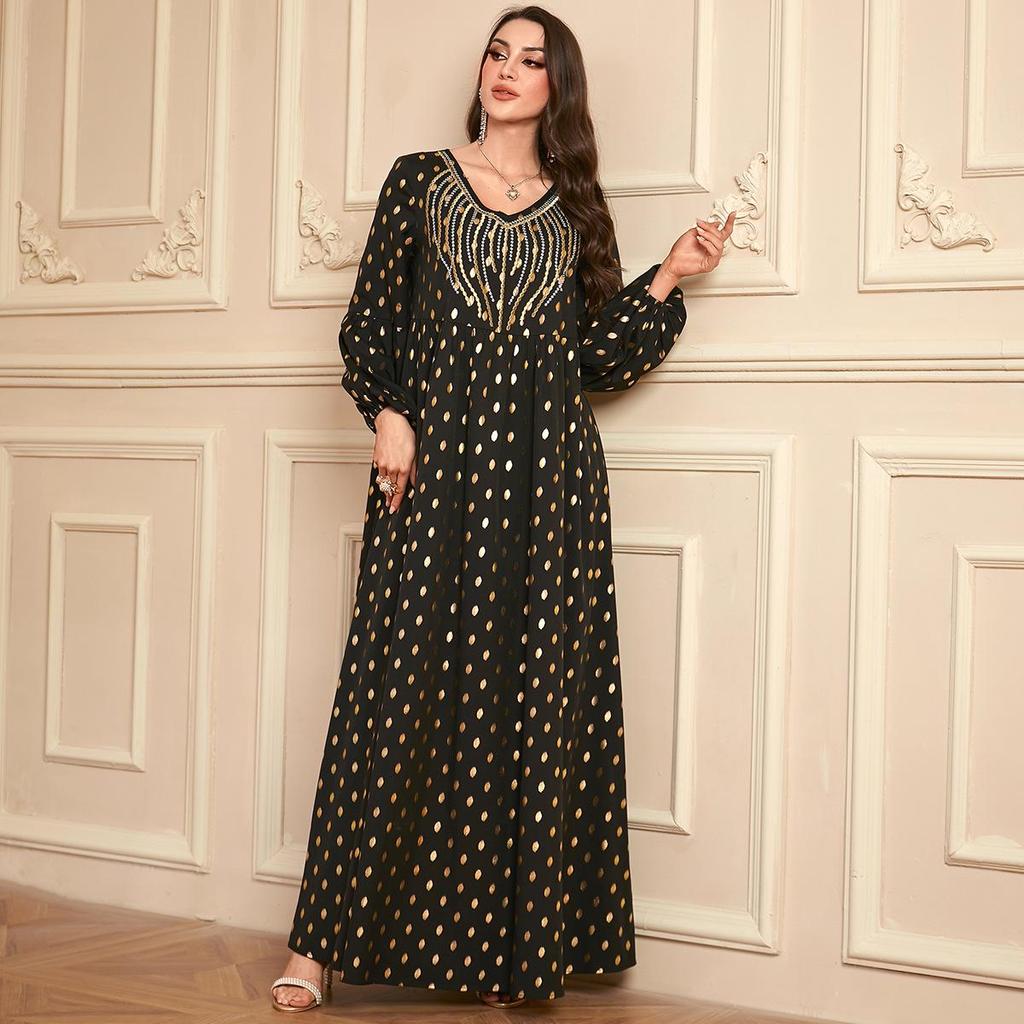 Elegantes muslimisches Langarmgewand aus dem Nahen Osten mit Stickerei und Heißprägung