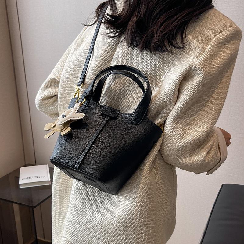 Stylish, Simple and Large-capacity Portable Bucket Bag, High-end Foreign-style Small Bag, Women's 2025 New Shoulder Messenger Bag