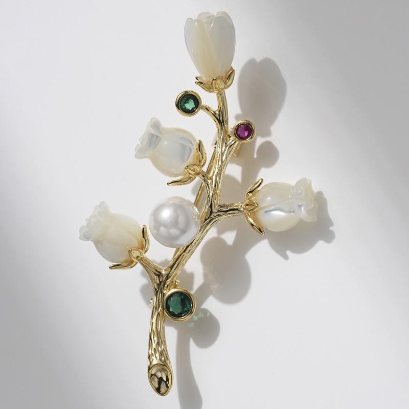 Elegant Mother-of-Pearl Magnolia Brooch: Exquisite Fashion Pin for Women, Ideal Mother s Day Gift