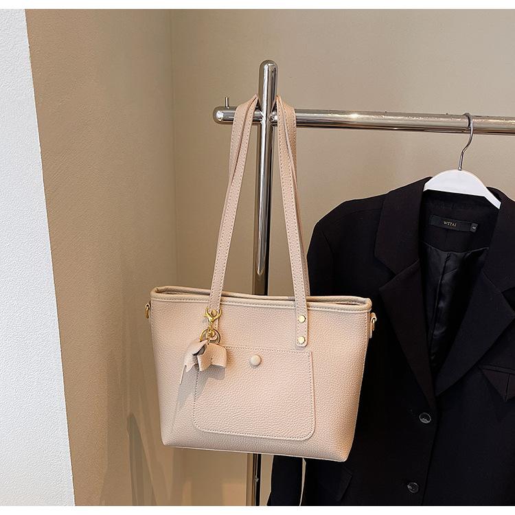 

2025 new stylish and simple commuter big bag with high texture and large capacity for students to take classes, handheld one-shoulder tote bag under