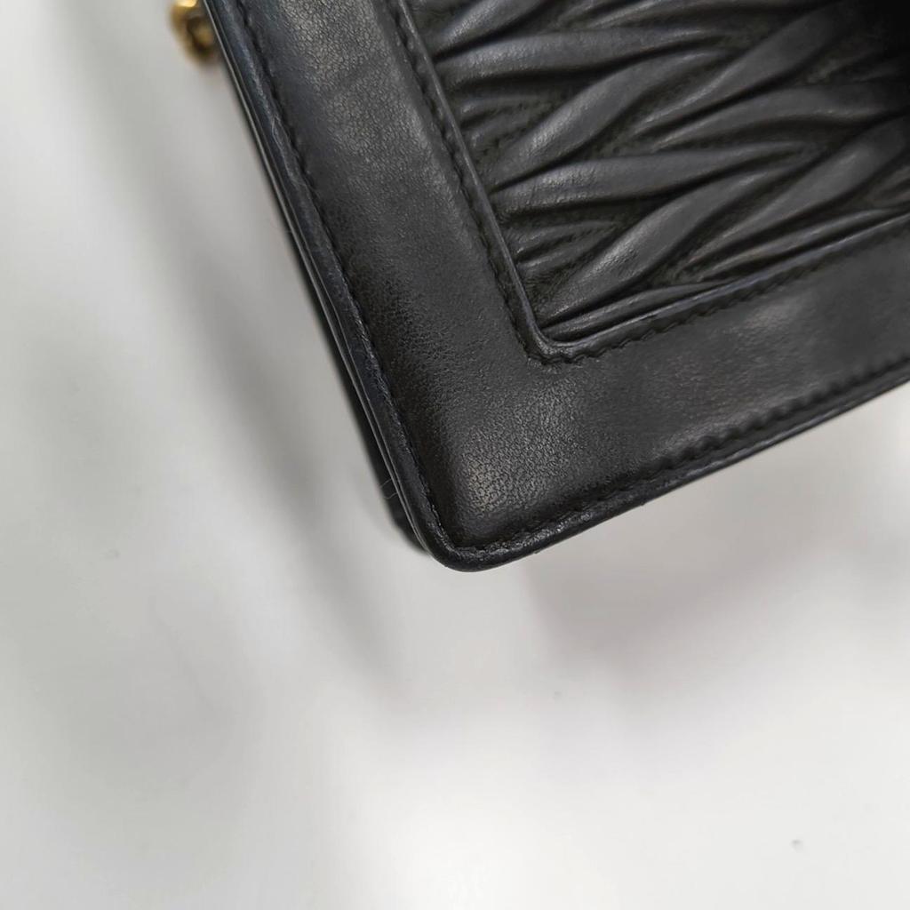 [Pre-Owned] Miu Confidential Smooth Edged Elegant Metal Lock Clasp Lambskin Envelope Crossbody Shoulder Bag - Very Good #1PLWY0U