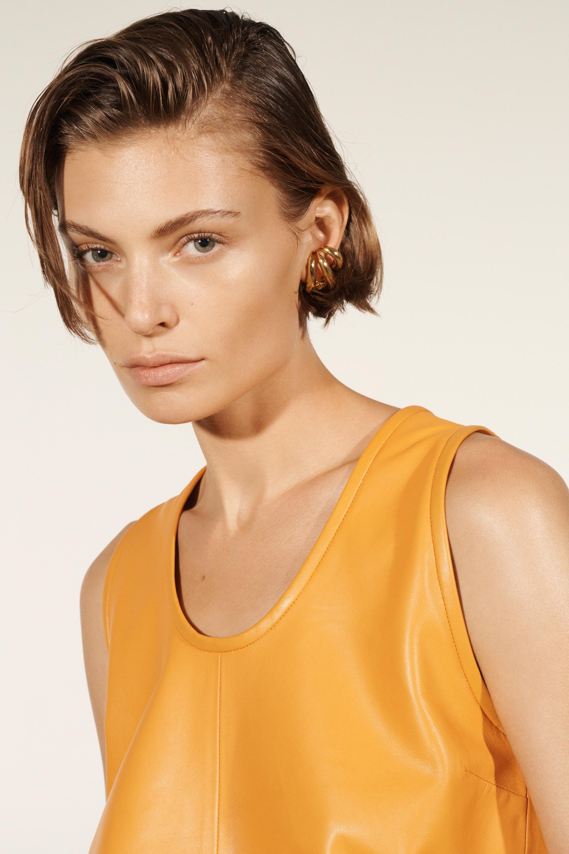 

КОЖАНЫЙ ТОП, ОГРАНИЧЕННАЯ ВЫПУСКА